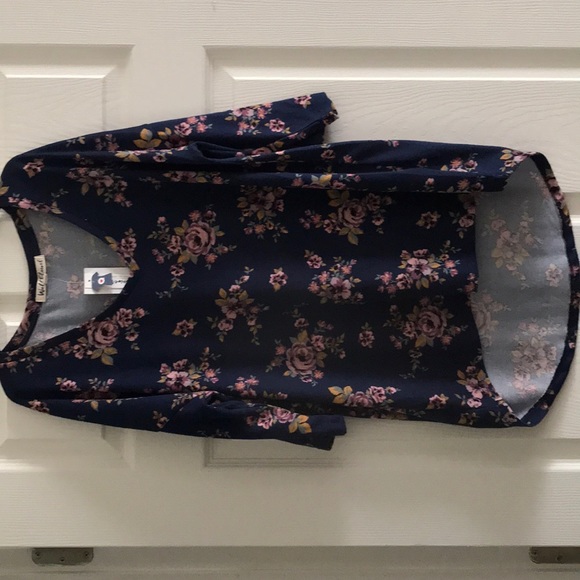 Beautiful rose print shirt! - Picture 1 of 5